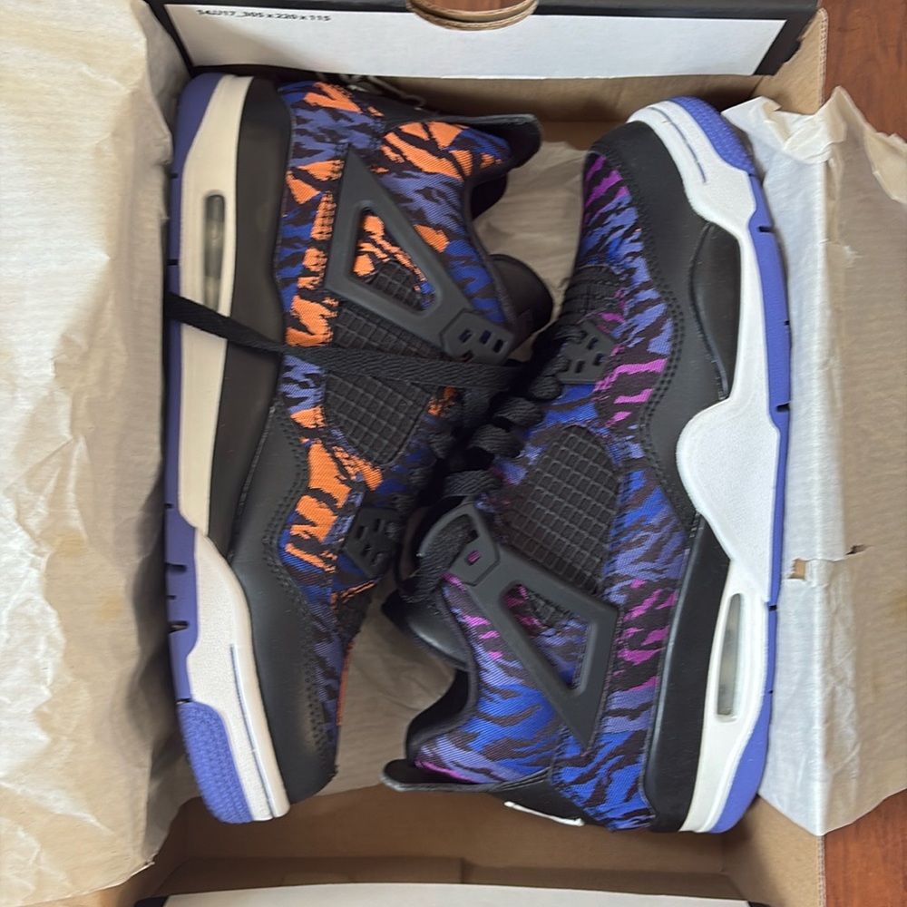 Air Jordan 4 Retro SE (GS) black/white-rush/violet 7Y NWT